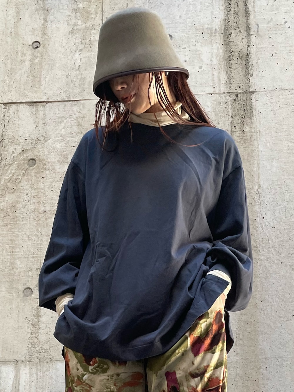 グリーン系のその他パンツ、ホワイト系のTシャツ/カットソー、ブラック系のTシャツ/カットソーを着用したレディースの冬コーディネートの7枚目の写真