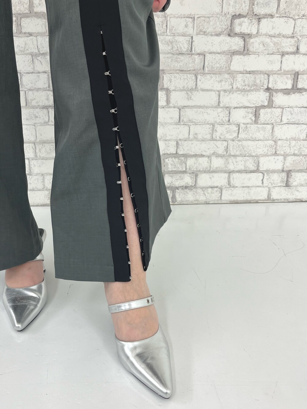 ブラック系のTシャツ/カットソー、ブラック系のベスト、グレー系のその他パンツを着用したレディースの春コーディネートの4枚目の写真