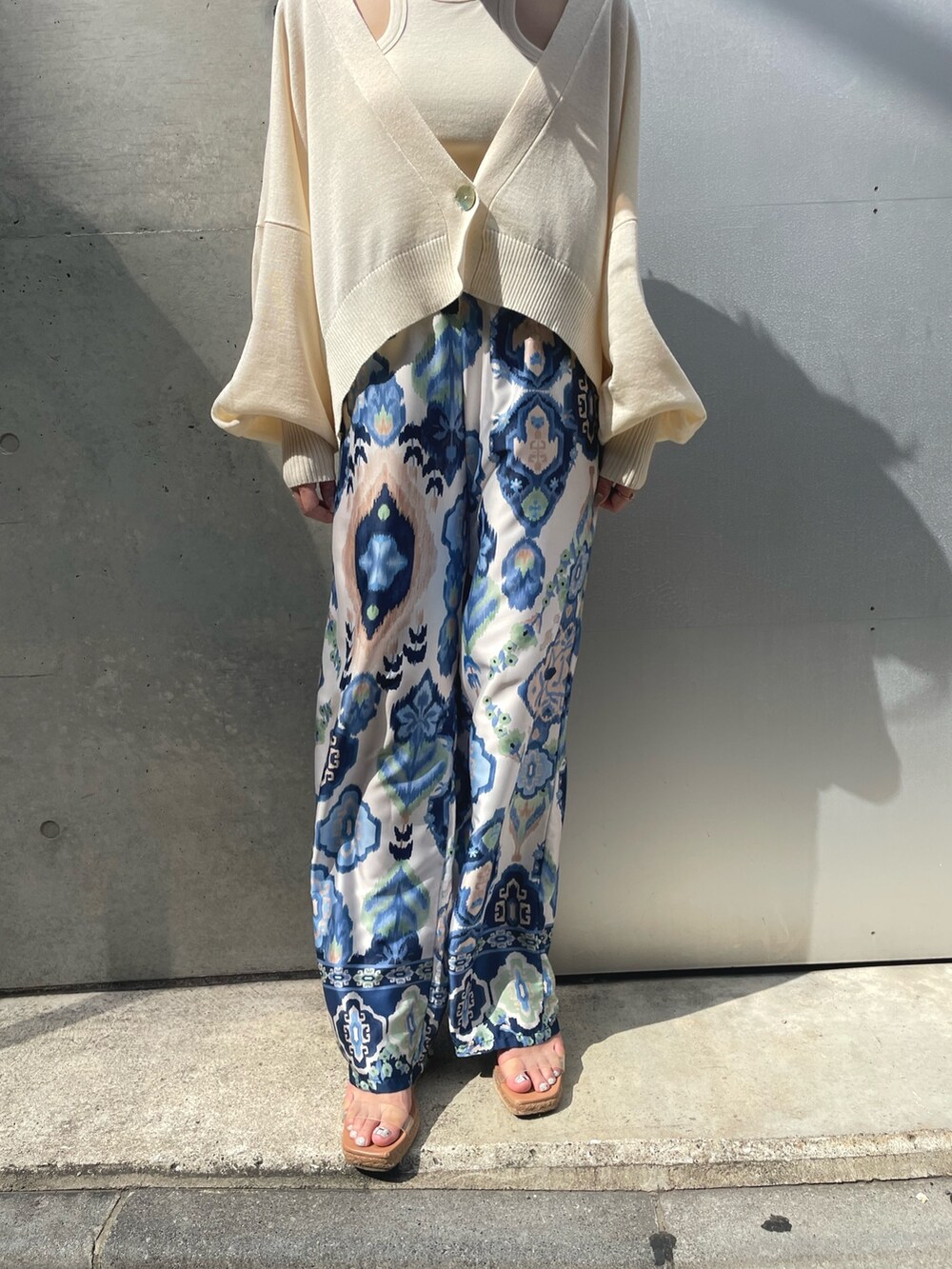 ホワイト系のカーディガン/ボレロ、ベージュ系のサングラスを着用したレディースの春コーディネートの3枚目の写真