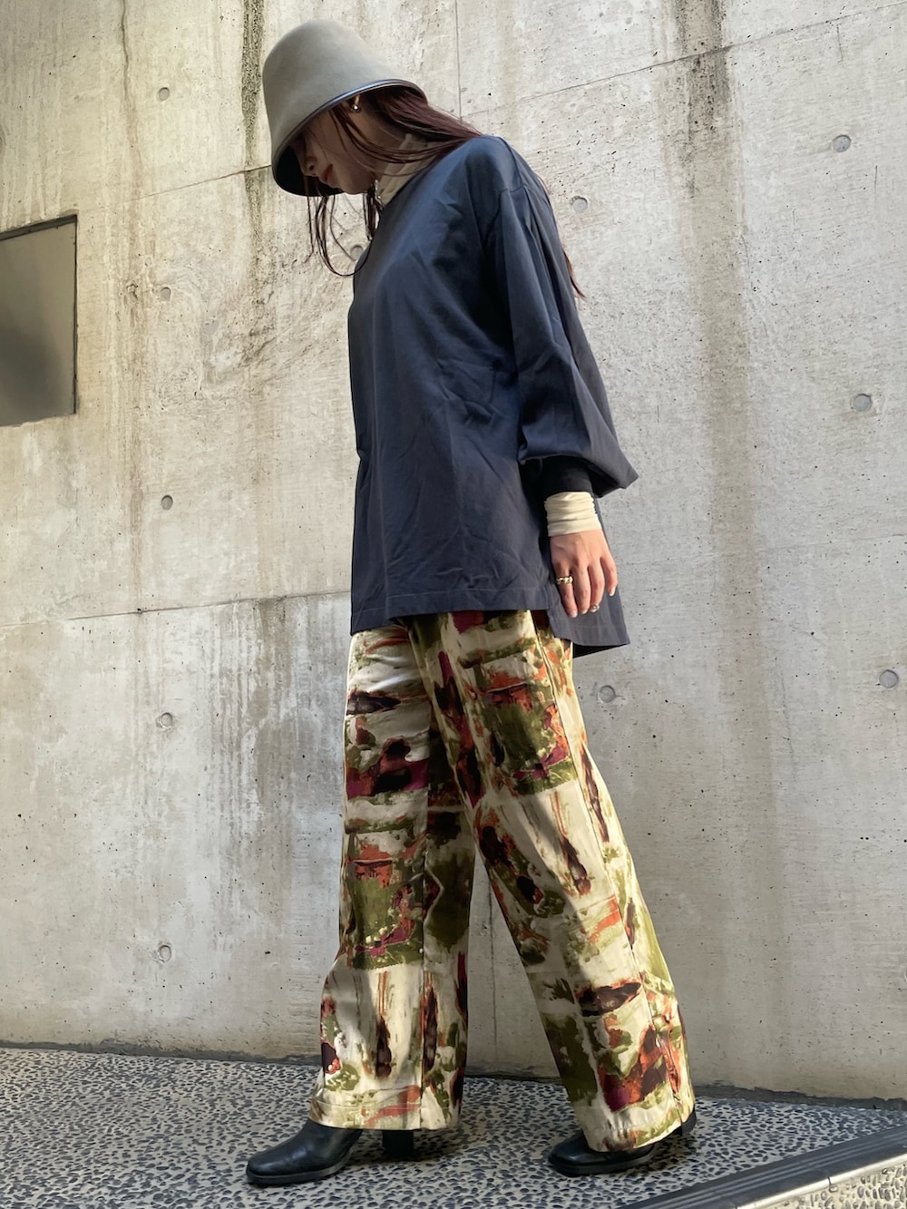 グリーン系のその他パンツ、ホワイト系のTシャツ/カットソー、ブラック系のTシャツ/カットソーを着用したレディースの冬コーディネートの5枚目の写真