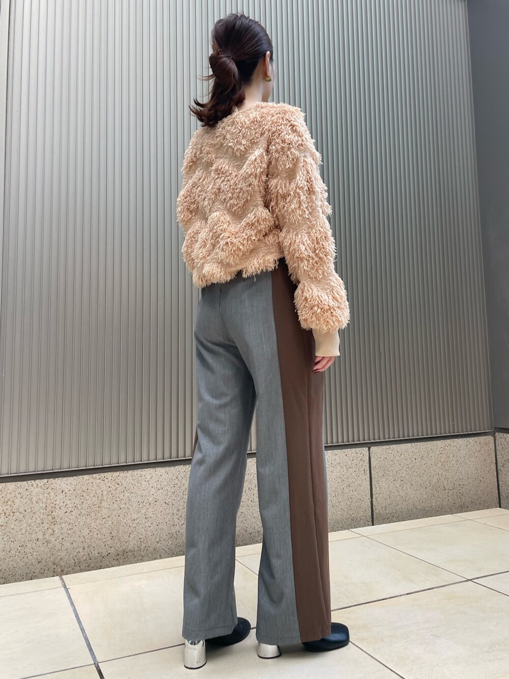 ベージュ系のニット/セーター、イエロー系のその他パンツを着用したレディースの冬コーディネートの6枚目の写真