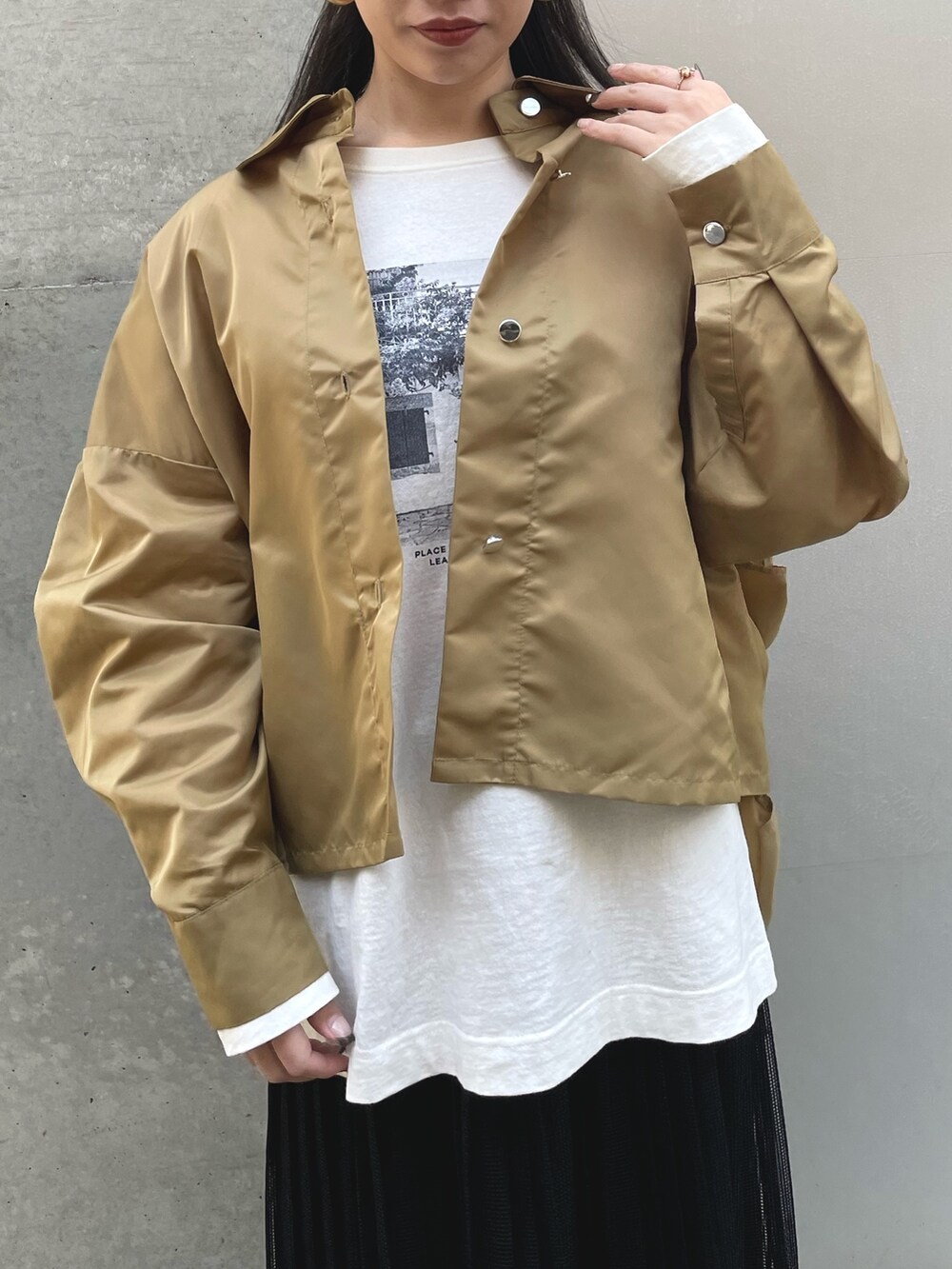 ベージュ系のブルゾン、ブラック系のスカートを着用したレディースの春コーディネートの4枚目の写真