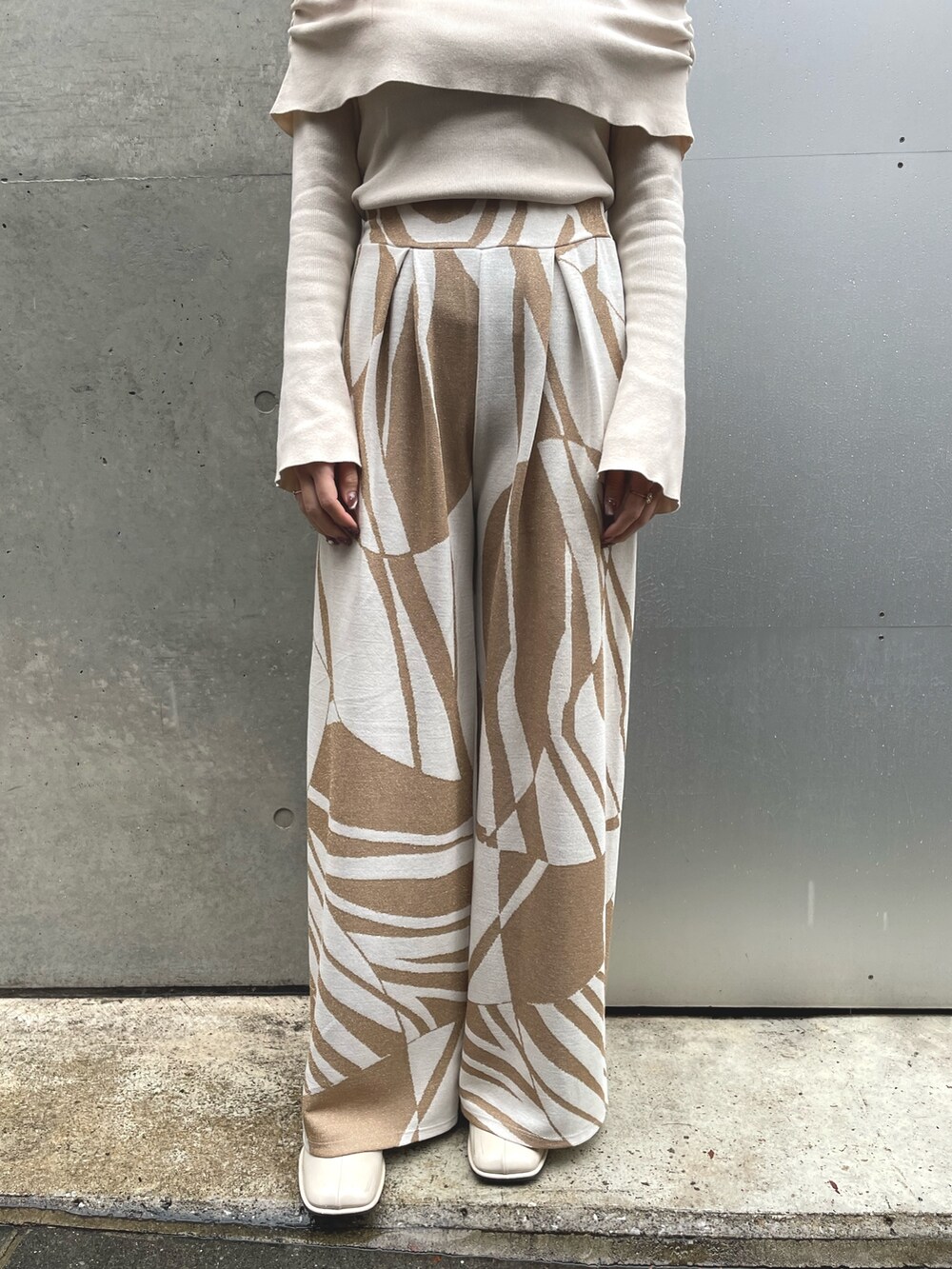 ベージュ系のトップス、ベージュ系のその他パンツを着用したレディースの冬コーディネートの3枚目の写真