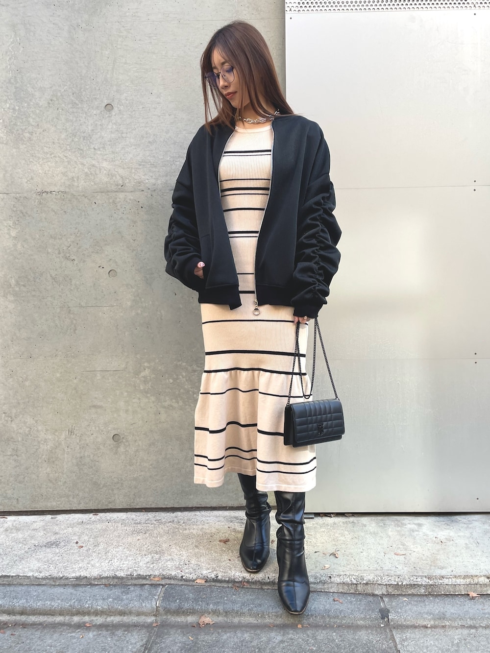 ブラック系のショルダーバッグ、ブラック系のブルゾンを着用したレディースの冬コーディネートの2枚目の写真