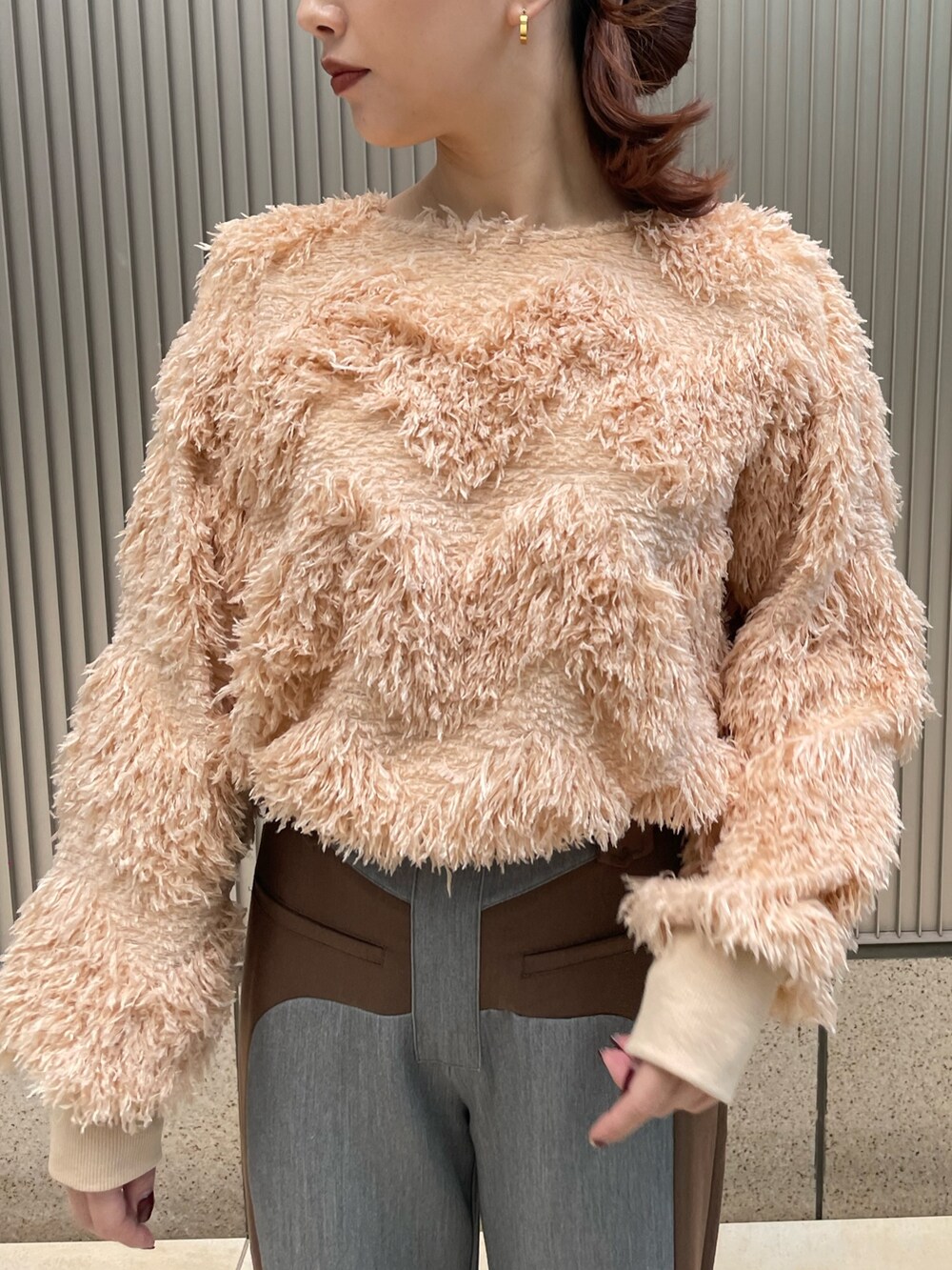 ベージュ系のニット/セーター、イエロー系のその他パンツを着用したレディースの冬コーディネートの7枚目の写真