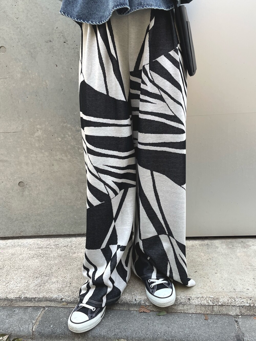 ブルー系のシャツ/ブラウス、ブラック系のその他パンツを着用したレディースの春コーディネートの5枚目の写真