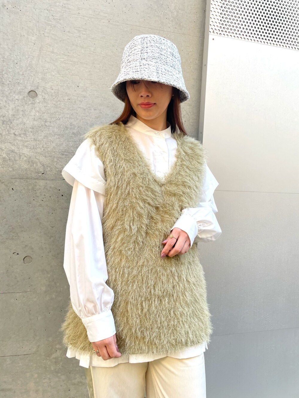 グリーン系のベスト、ホワイト系のシャツ/ブラウス、ホワイト系のその他パンツを着用したレディースの冬コーディネートの4枚目の写真