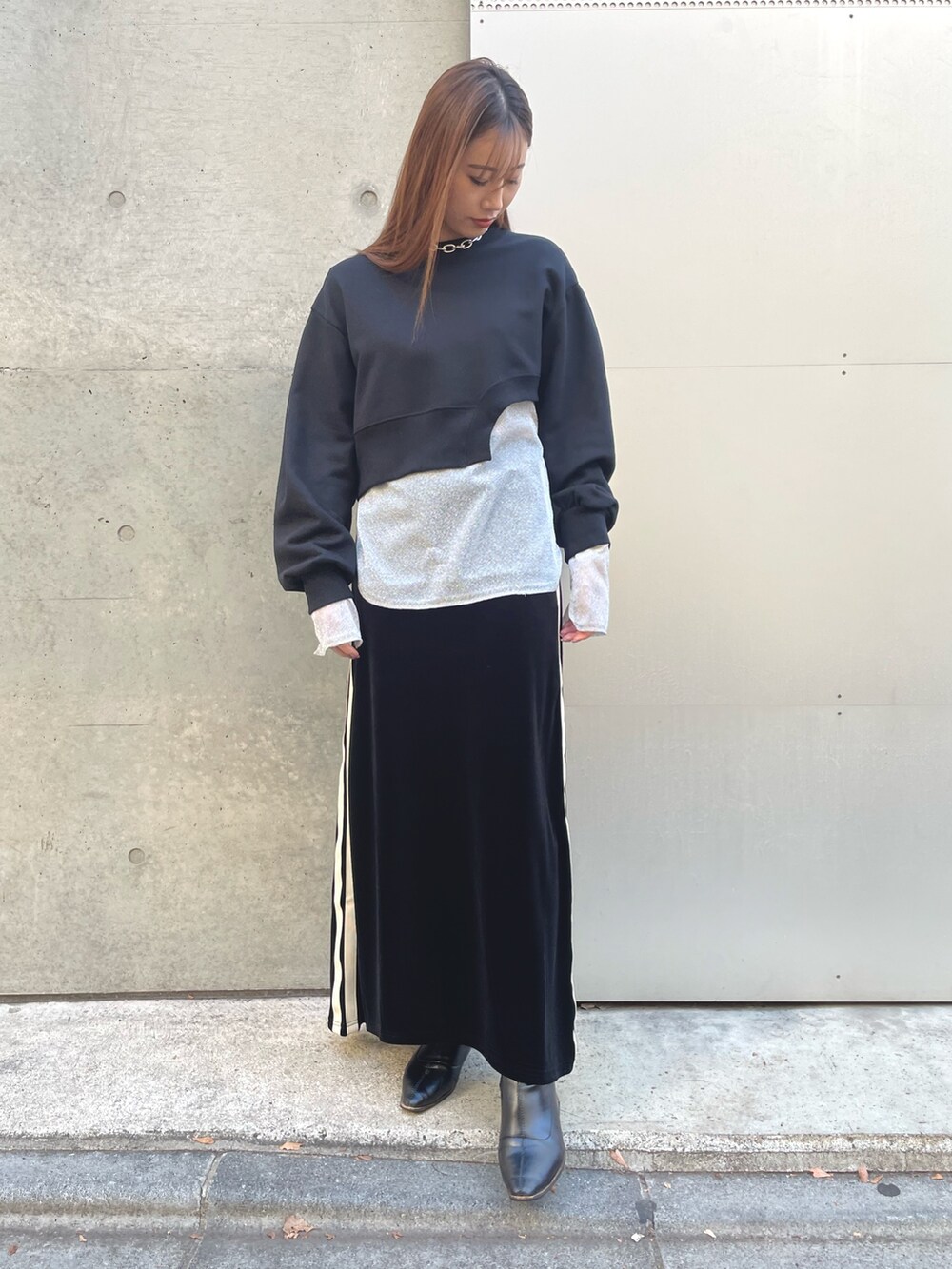 ブラック系のスウェット、ホワイト系のTシャツ/カットソー、ブラック系のスカートを着用したレディースの冬コーディネートの2枚目の写真