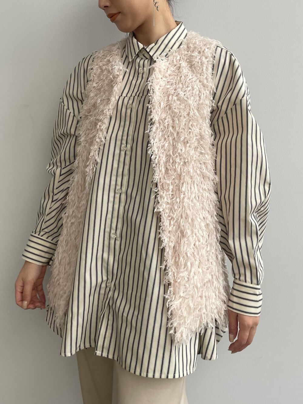 ベージュ系のベストを着用したレディースの冬コーディネートの8枚目の写真