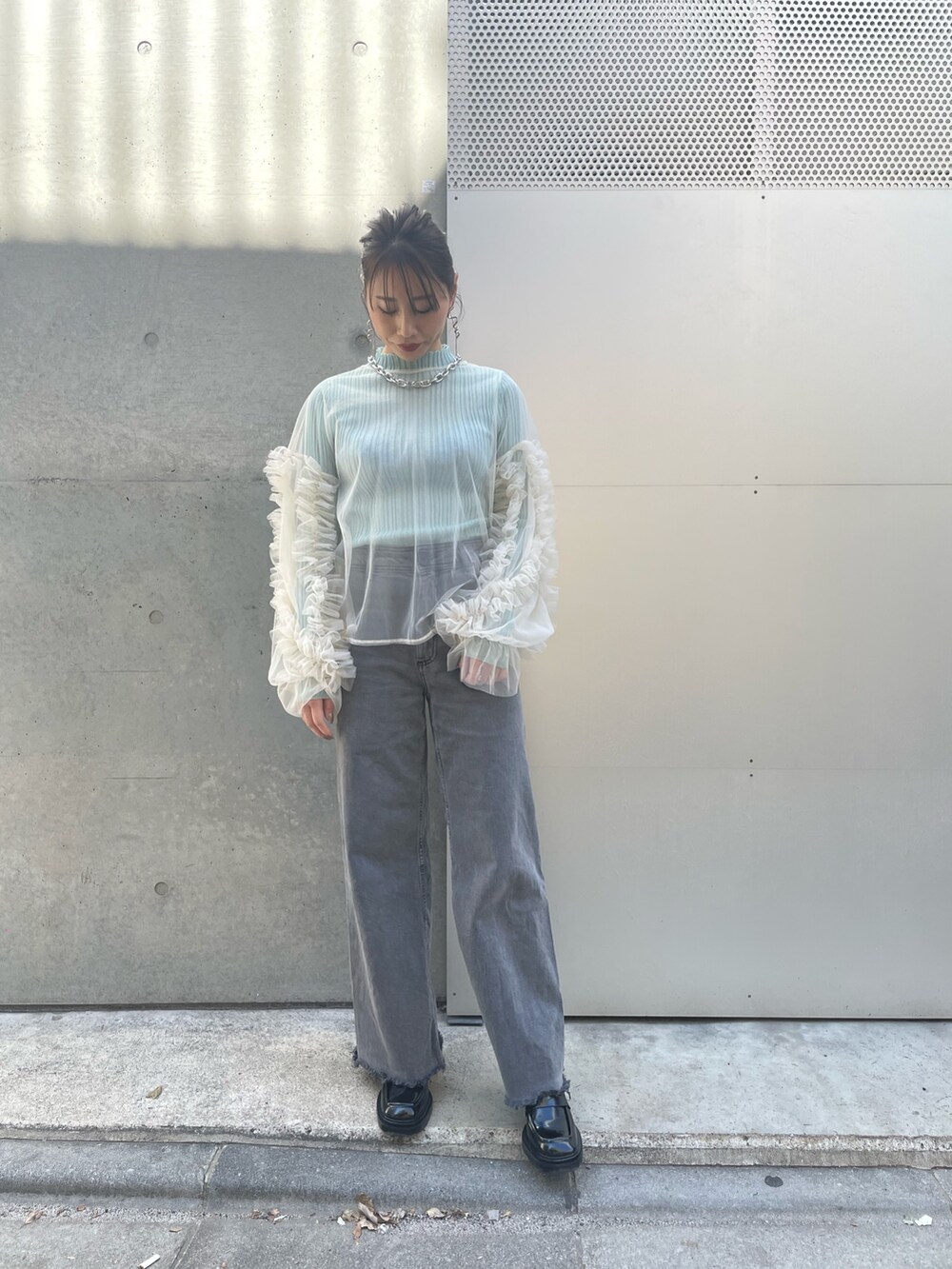 ホワイト系のTシャツ/カットソー、グリーン系のTシャツ/カットソー、ブラック系のデニムパンツを着用したレディースの春コーディネートの2枚目の写真