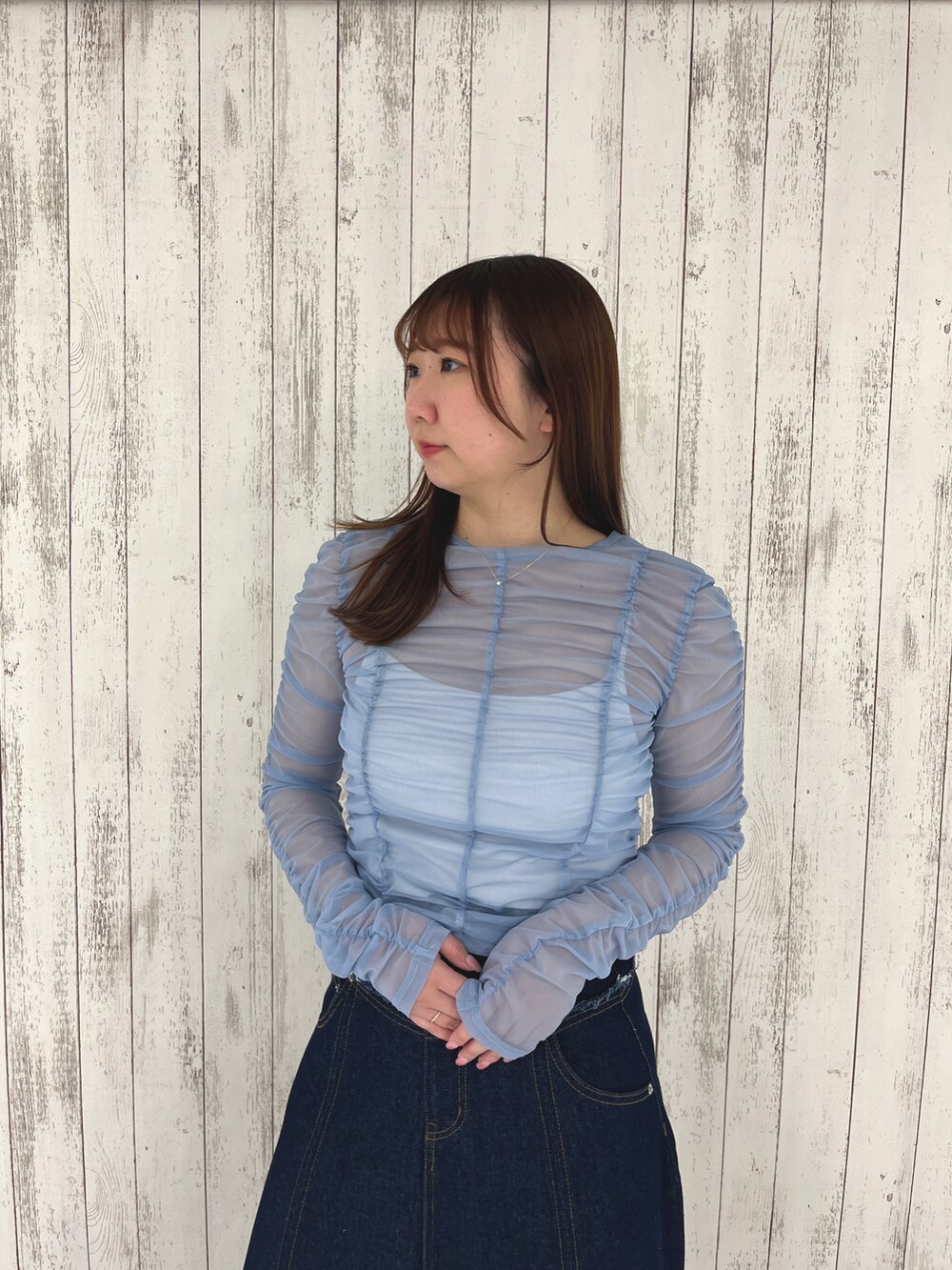 ブルー系のTシャツ/カットソー、ブルー系のスカートを着用したレディースの春コーディネートの3枚目の写真