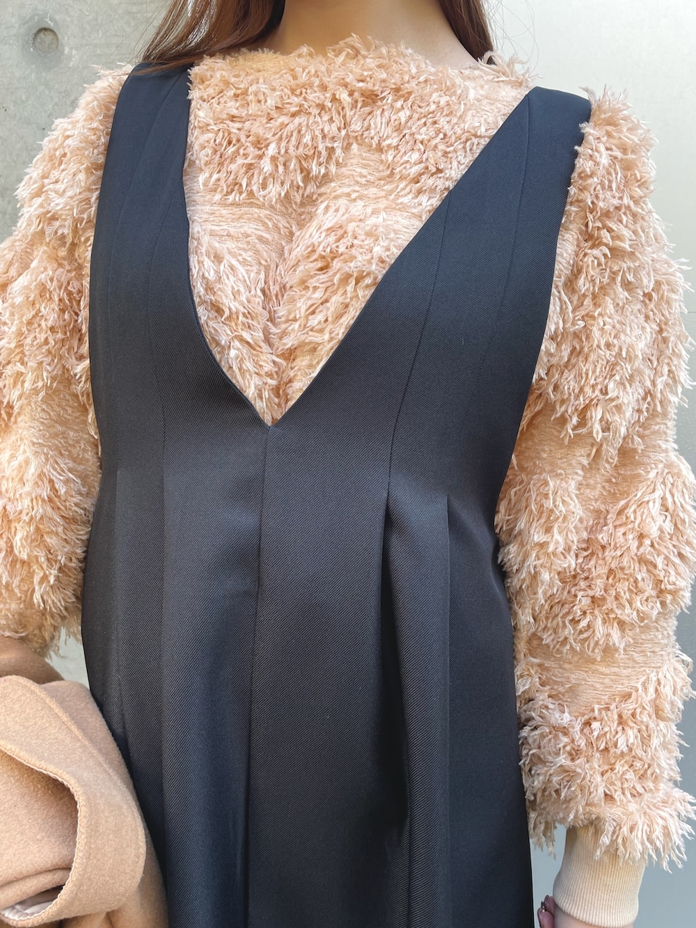 ベージュ系のニット/セーター、ブラック系のワンピースを着用したレディースの冬コーディネートの4枚目の写真