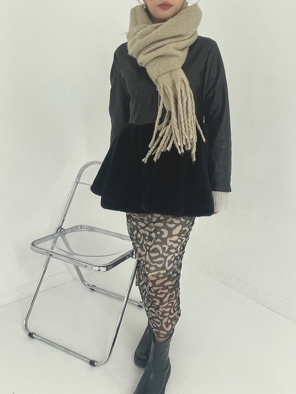 ブラック系のスカート、ベージュ系のストール/ショールを着用したレディースの冬コーディネートの2枚目の写真