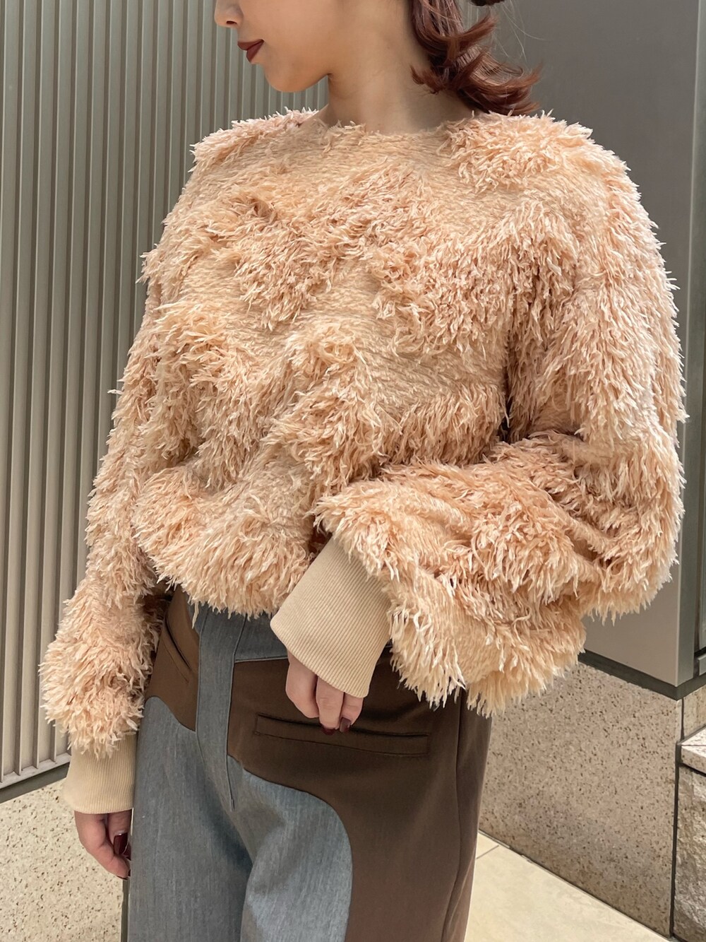 ベージュ系のニット/セーター、イエロー系のその他パンツを着用したレディースの冬コーディネートの9枚目の写真