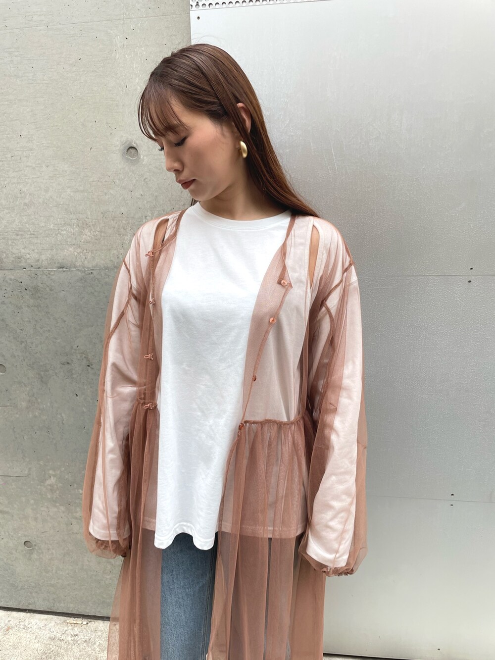 ホワイト系のブルゾン、ベージュ系のワンピースを着用したレディースの冬コーディネートの5枚目の写真