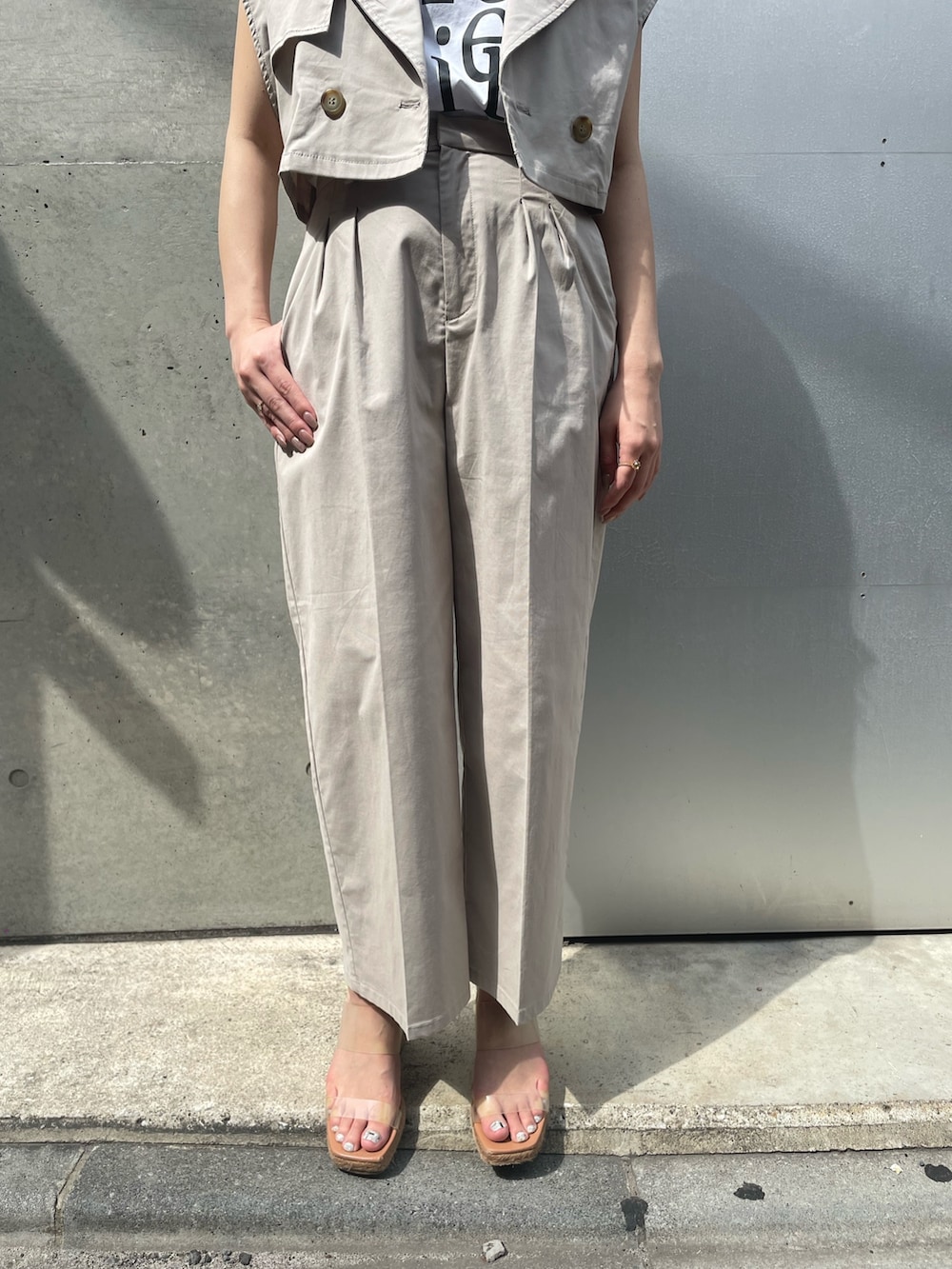 ブルー系のその他パンツ、ベージュ系のベスト、ホワイト系のTシャツ/カットソーを着用したレディースの春コーディネートの4枚目の写真