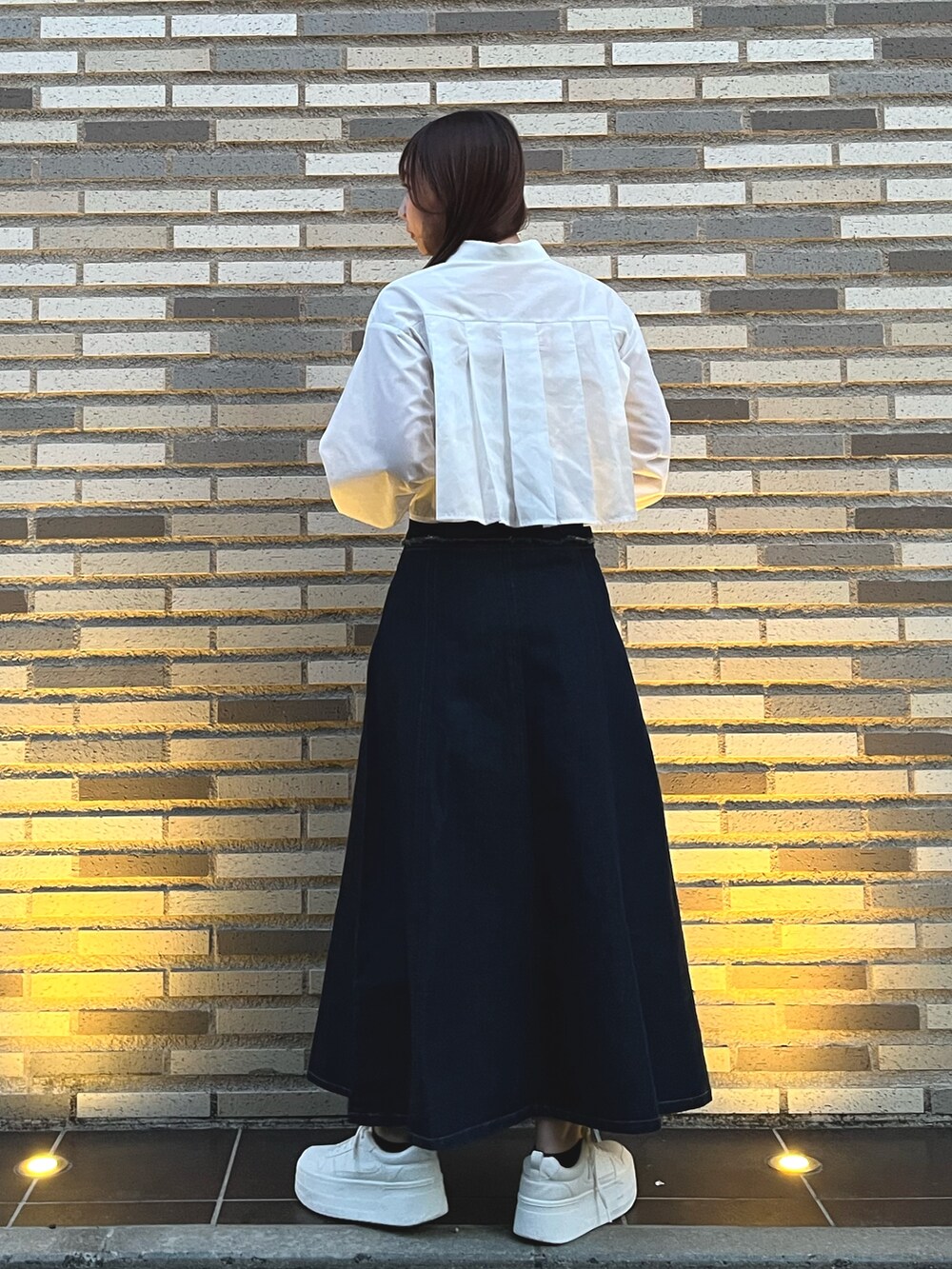 ホワイト系のシャツ/ブラウス、ブルー系のスカートを着用したレディースの春コーディネートの2枚目の写真