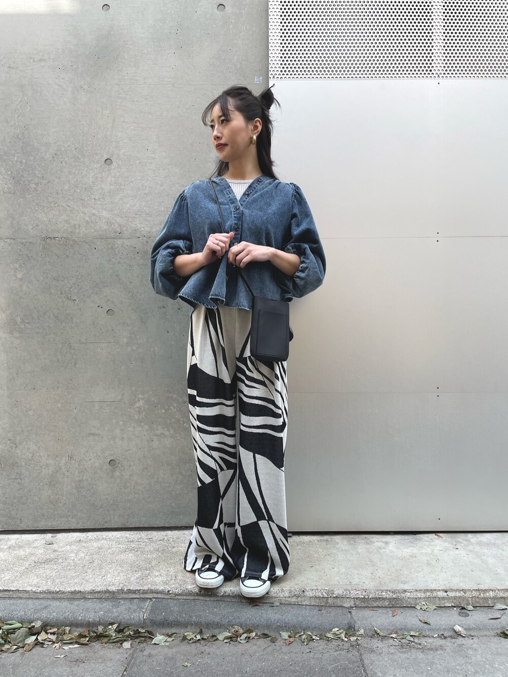 ブルー系のシャツ/ブラウス、ブラック系のその他パンツを着用したレディースの春コーディネートの2枚目の写真