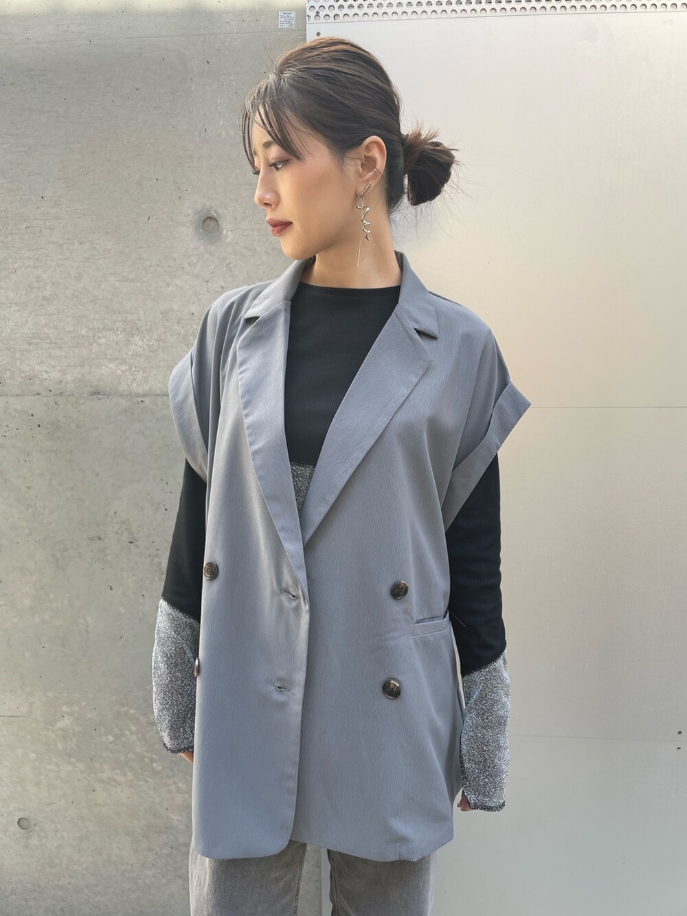 ブラック系のTシャツ/カットソー、ブラック系のトートバッグ、グレー系のデニムパンツを着用したレディースの春コーディネートの3枚目の写真