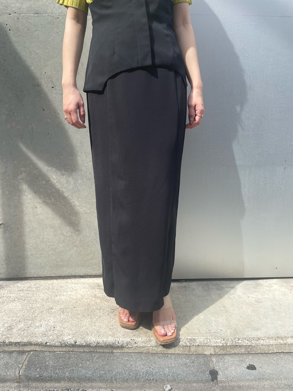 ブルー系のスカート、ブラック系のTシャツ/カットソー、その他のサングラスを着用したレディースの春コーディネートの3枚目の写真