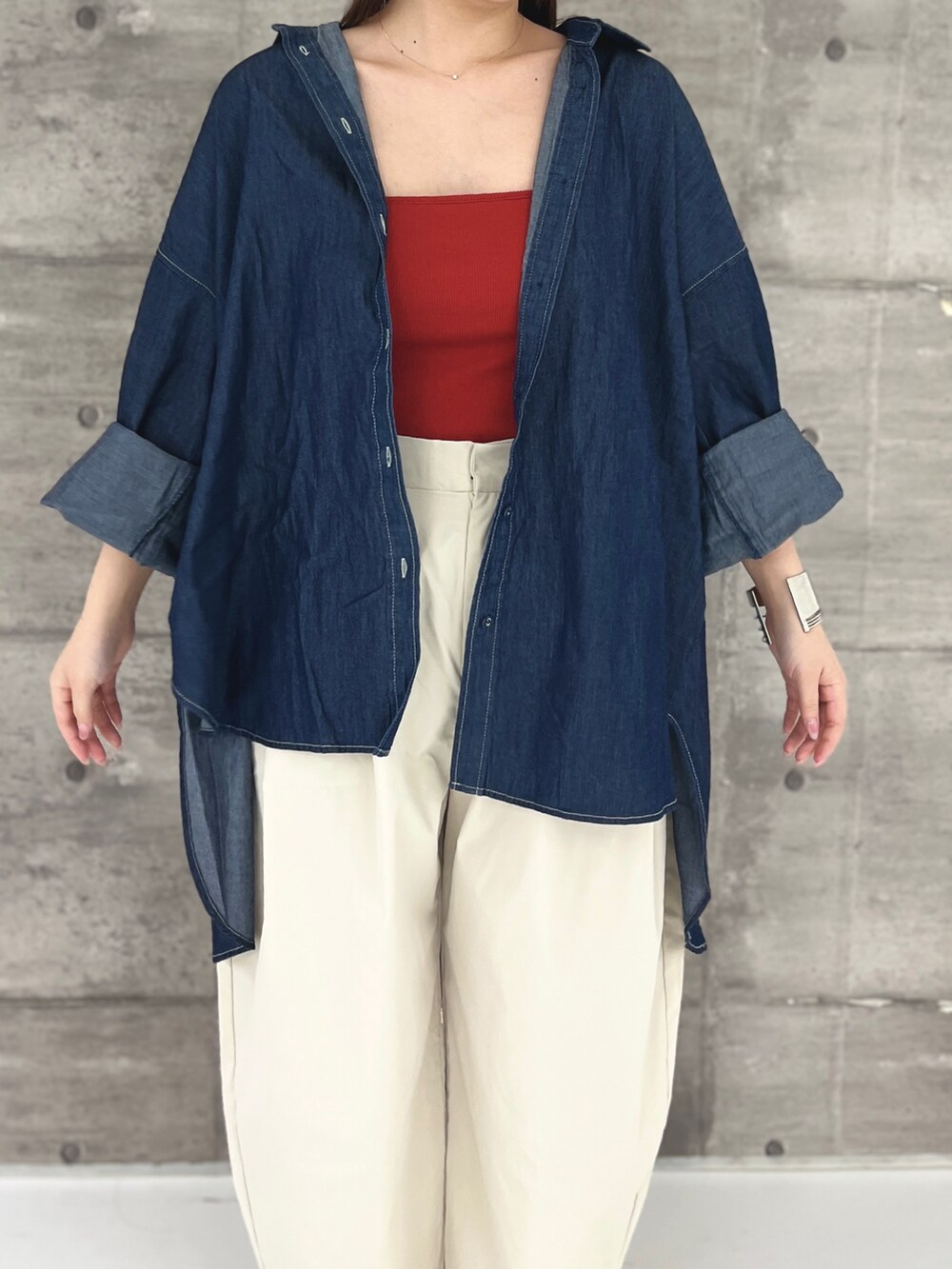 ブラック系のシャツ/ブラウス、ホワイト系のその他パンツ、レッド系のキャミソールを着用したレディースの春コーディネートの3枚目の写真