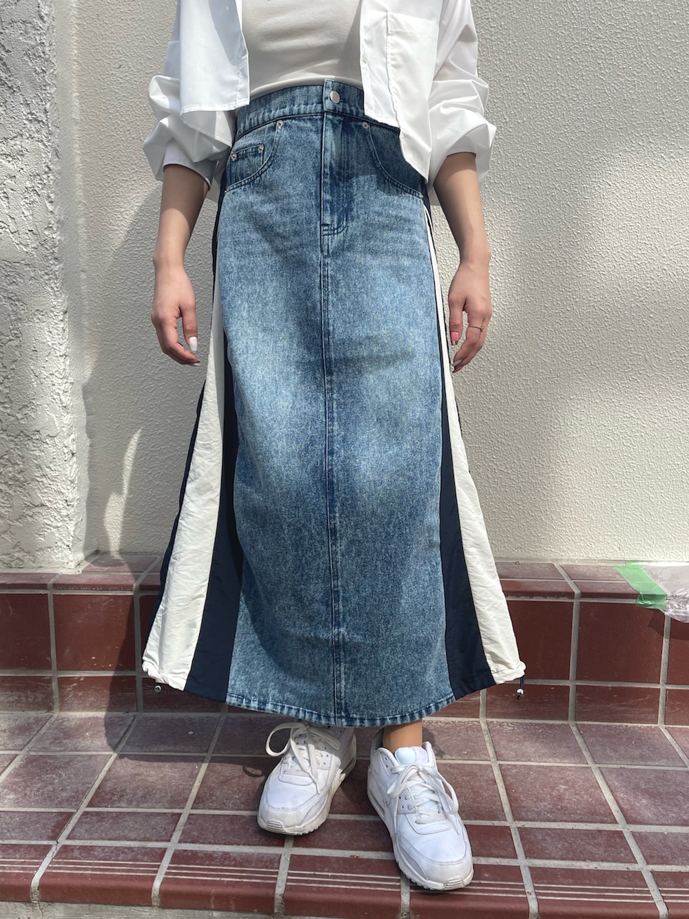 ホワイト系のスニーカー、ホワイト系のシャツ/ブラウス、ホワイト系のキャミソールを着用したレディースの春コーディネートの3枚目の写真