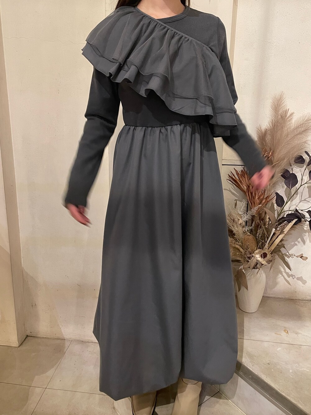 グレー系のワンピースを着用したレディースの秋コーディネートの9枚目の写真