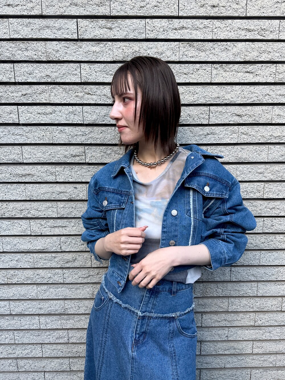 「デニムシャツ、春色、春めき満開コーデ、デニムジャケット、休日スタイル、デートコーデ、お出かけコーデ、プチプラ、大人カジュアル、シンプルスタイル、オトナ女子、ラクチンコーデ、ゆるコーデ、おでかけコーデ、キレイめ」｜「Settimissimoのタックスリーブ ショート丈 デニム Gジャン（デニムジャケット、ブルー系）」を使った、Settimissimoさん（骨格ウェーブ・レディース・162cm）の春コーディネートの2枚目の写真