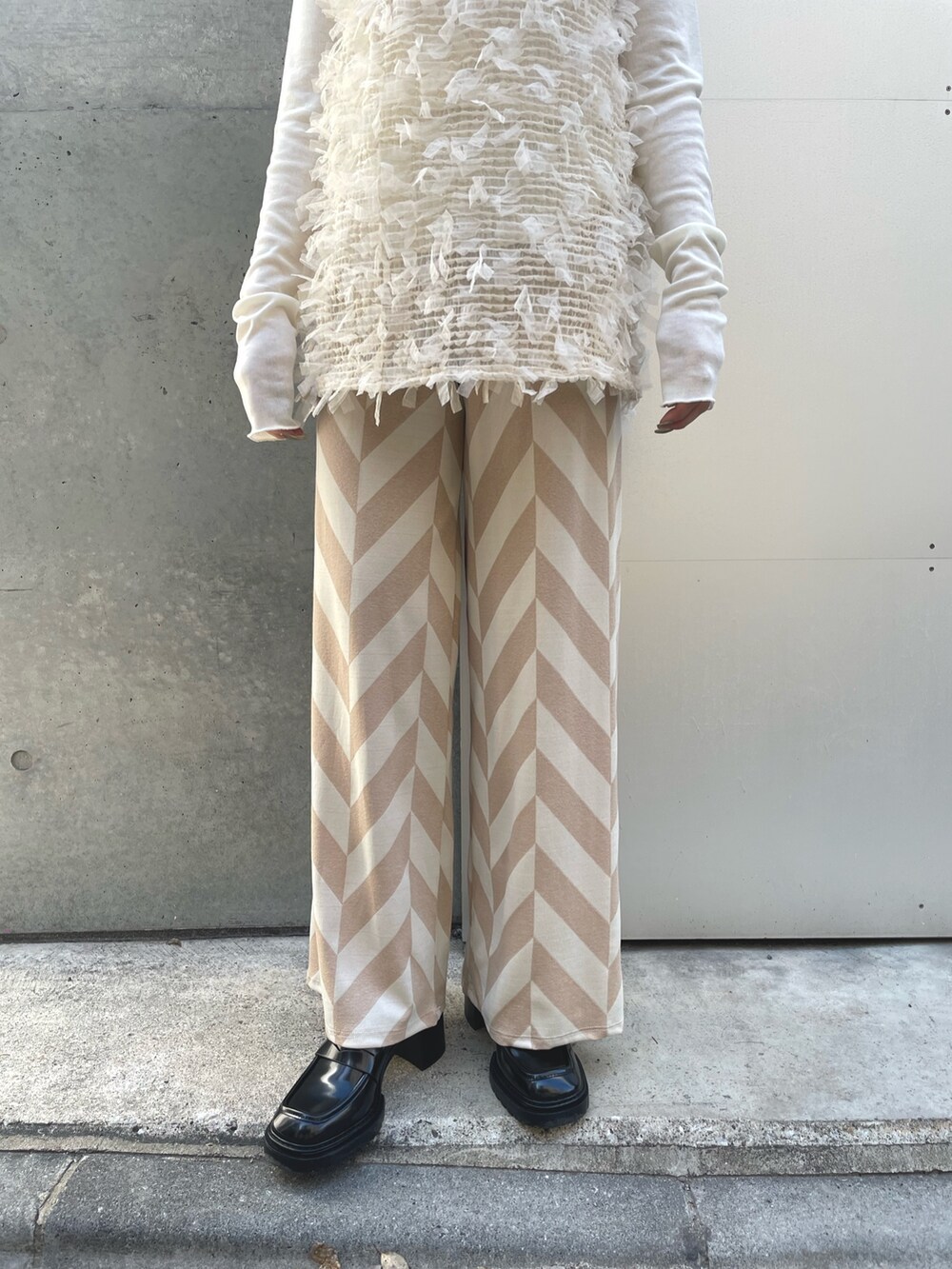 ホワイト系のTシャツ/カットソー、ホワイト系のベスト、ベージュ系のその他パンツを着用したレディースの春コーディネートの5枚目の写真