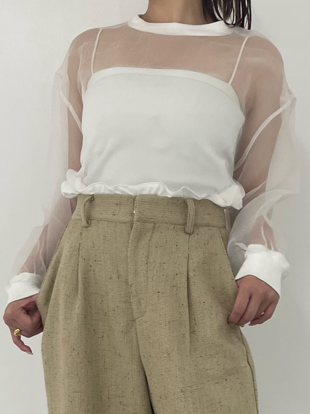 ベージュ系のその他パンツを着用したレディースの秋コーディネートの6枚目の写真