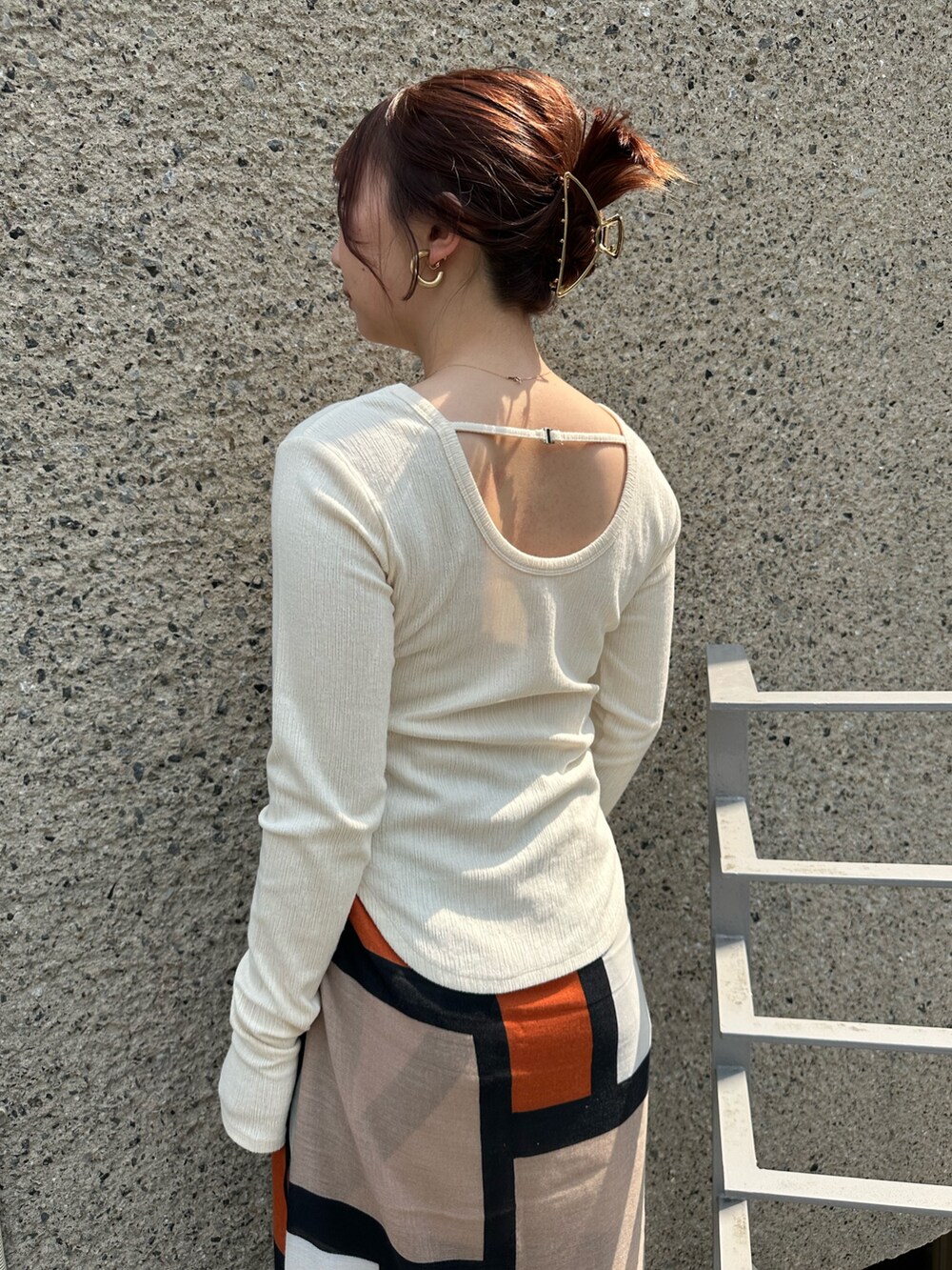 ホワイト系のTシャツ/カットソー、グレー系のデニムパンツを着用したレディースの春コーディネートの4枚目の写真