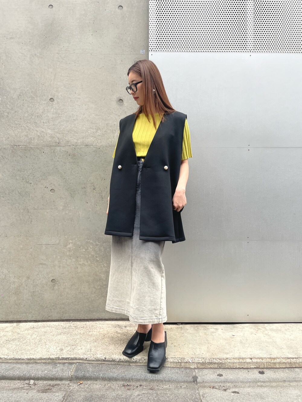 ブラック系のベスト、その他のサングラスを着用したレディースの春コーディネートの2枚目の写真