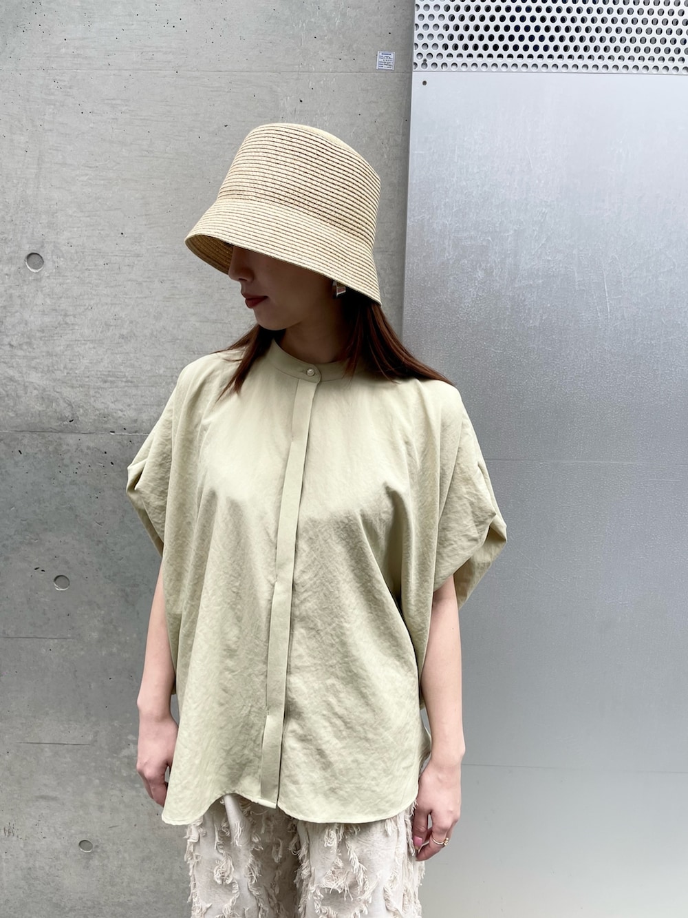 シルバー系のパンプス、ホワイト系のその他パンツ、ベージュ系のハットを着用したレディースの春コーディネートの2枚目の写真