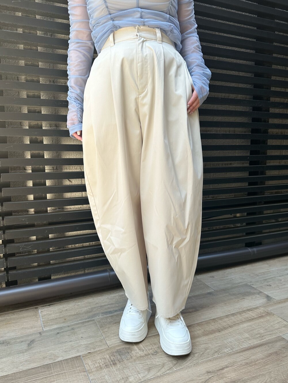 ブルー系のTシャツ/カットソー、ホワイト系のその他パンツを着用したレディースの春コーディネートの2枚目の写真