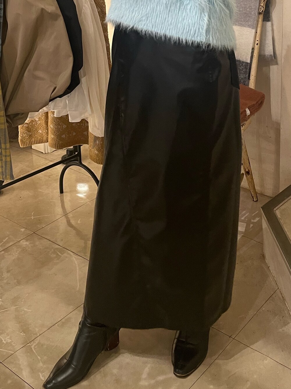 ブラック系のスカート、ブルー系のニット/セーターを着用したレディースの秋コーディネートの9枚目の写真