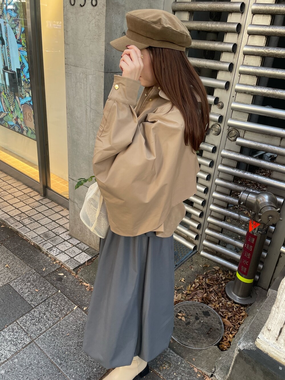 「ファッションを楽しもう、あったかコーデ、オトナ女子、Settimissimo、settimissimo表参道、きれいめカジュアル、おでかけコーデ、ベージュ、ベージュコーデ、秋コーデ、あみあみバッグ、デート/ロマンティック、お買い物、日常、出勤コーデ」｜「Settimissimoのフリルケープ付き カットワンピース オケージョン（ワンピース、グレー系）」を使った、Settimissimoさん（レディース・160cm）の秋コーディネートの7枚目の写真