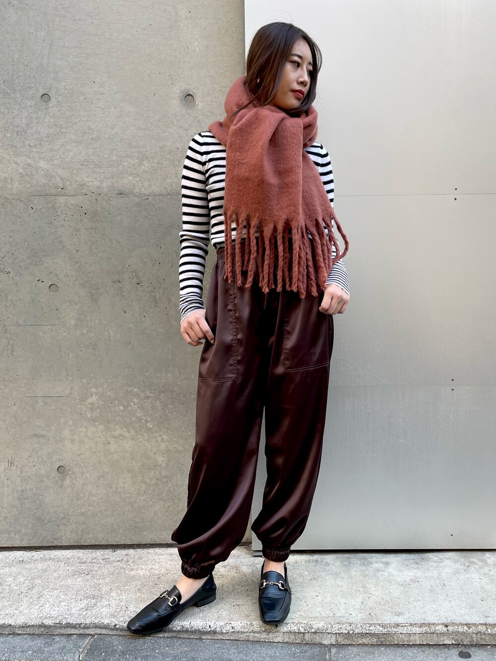 ホワイト系のニット/セーター、ブラウン系のカーゴパンツ、ブラウン系のストール/ショールを着用したレディースの冬コーディネートの4枚目の写真