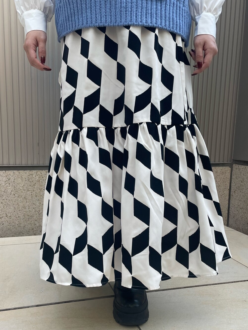 ブラック系のスカート、ブルー系のベスト、ホワイト系のシャツ/ブラウスを着用したレディースの冬コーディネートの10枚目の写真