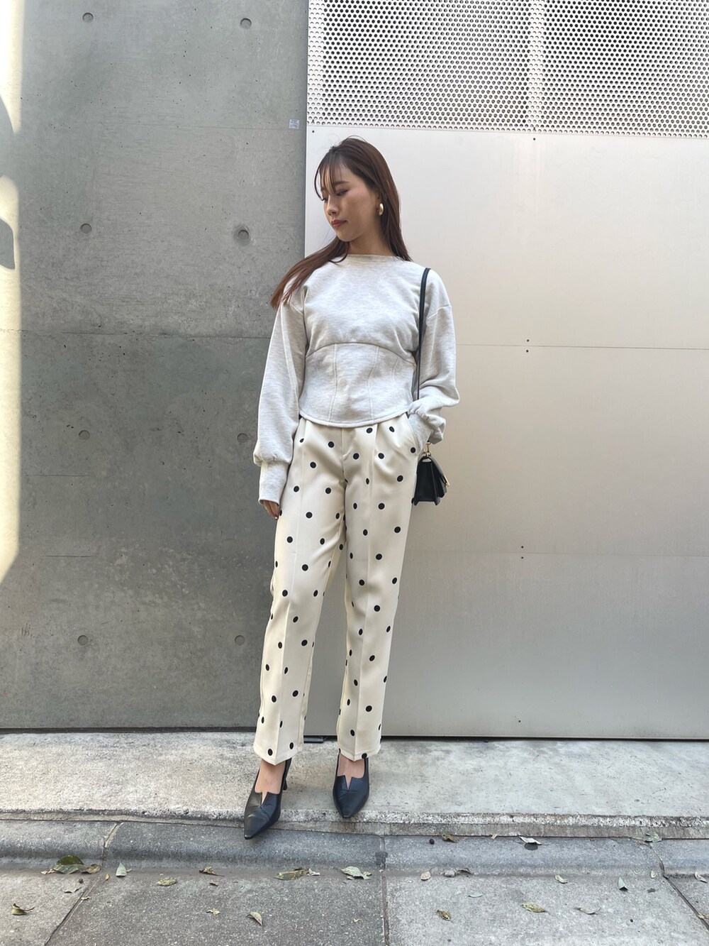 ホワイト系のその他パンツ、グレー系のスウェットを着用したレディースの春コーディネートの2枚目の写真