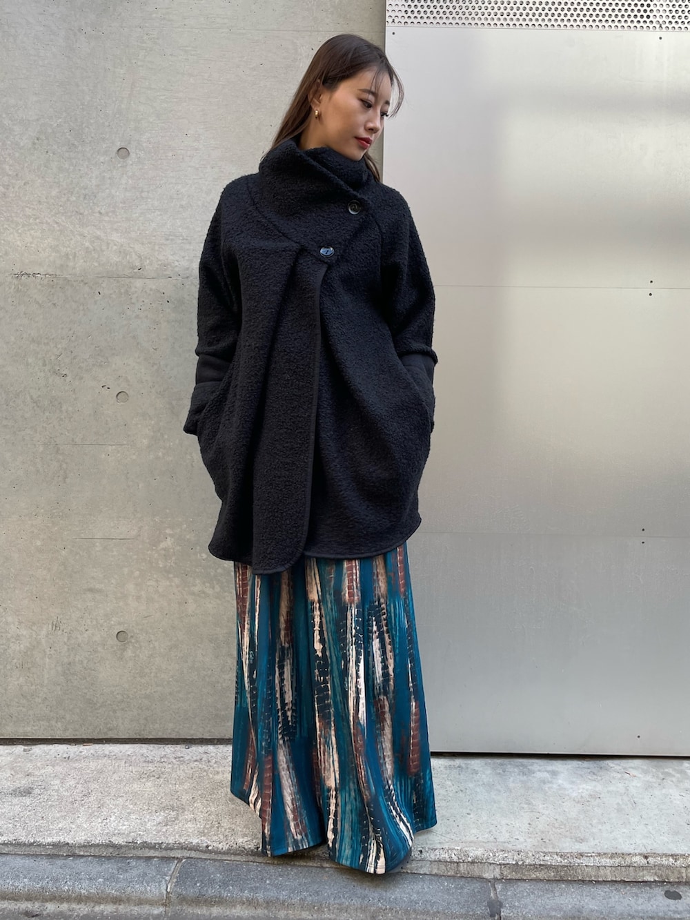 ブラック系のその他アウター、ベージュ系のニット/セーター、ブルー系のその他パンツを着用したレディースの冬コーディネートの2枚目の写真