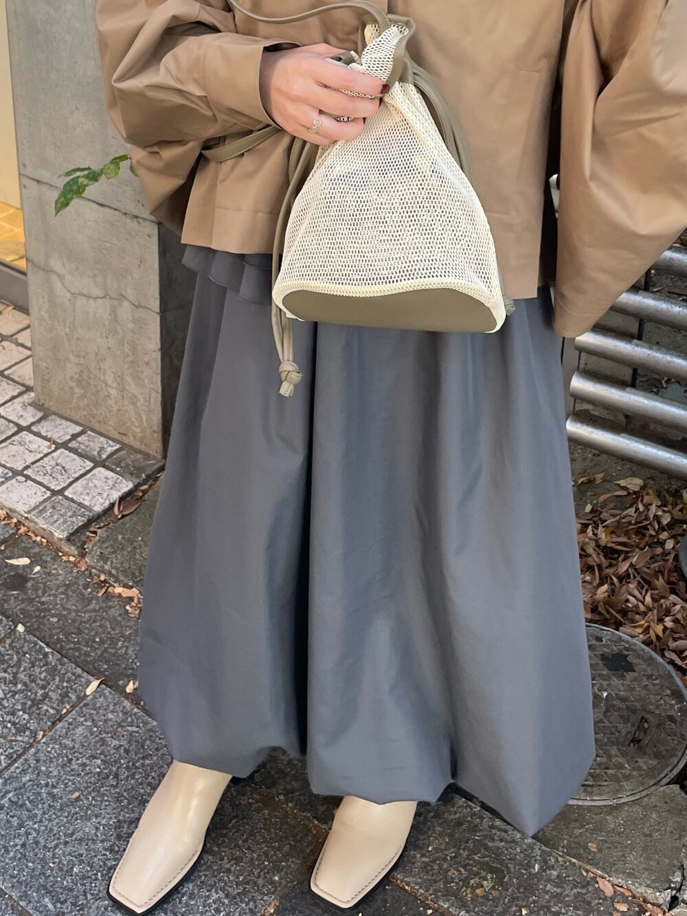 「ファッションを楽しもう、あったかコーデ、オトナ女子、Settimissimo、settimissimo表参道、きれいめカジュアル、おでかけコーデ、ベージュ、ベージュコーデ、秋コーデ、あみあみバッグ、デート/ロマンティック、お買い物、日常、出勤コーデ」｜「Settimissimoのフリルケープ付き カットワンピース オケージョン（ワンピース、グレー系）」を使った、Settimissimoさん（レディース・160cm）の秋コーディネートの6枚目の写真