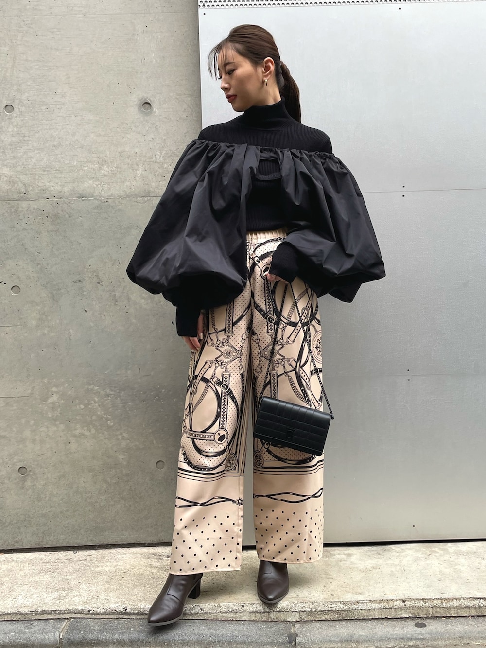 ベージュ系のその他パンツ、ブラック系のショルダーバッグ、ブラック系のカーディガン/ボレロを着用したレディースの冬コーディネートの3枚目の写真