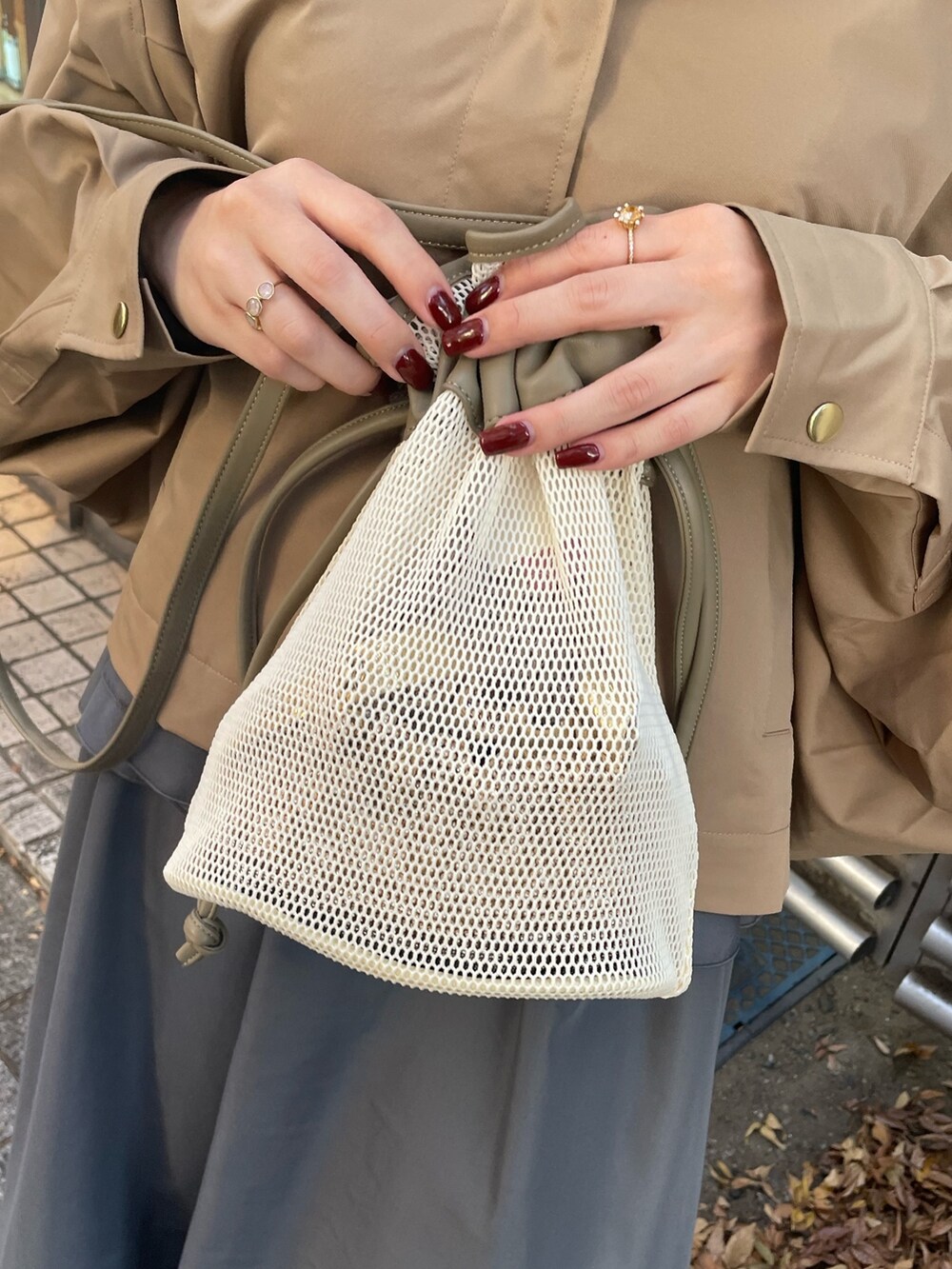 「ファッションを楽しもう、あったかコーデ、オトナ女子、Settimissimo、settimissimo表参道、きれいめカジュアル、おでかけコーデ、ベージュ、ベージュコーデ、秋コーデ、あみあみバッグ、デート/ロマンティック、お買い物、日常、出勤コーデ」｜「Settimissimoのフリルケープ付き カットワンピース オケージョン（ワンピース、グレー系）」を使った、Settimissimoさん（レディース・160cm）の秋コーディネートの9枚目の写真