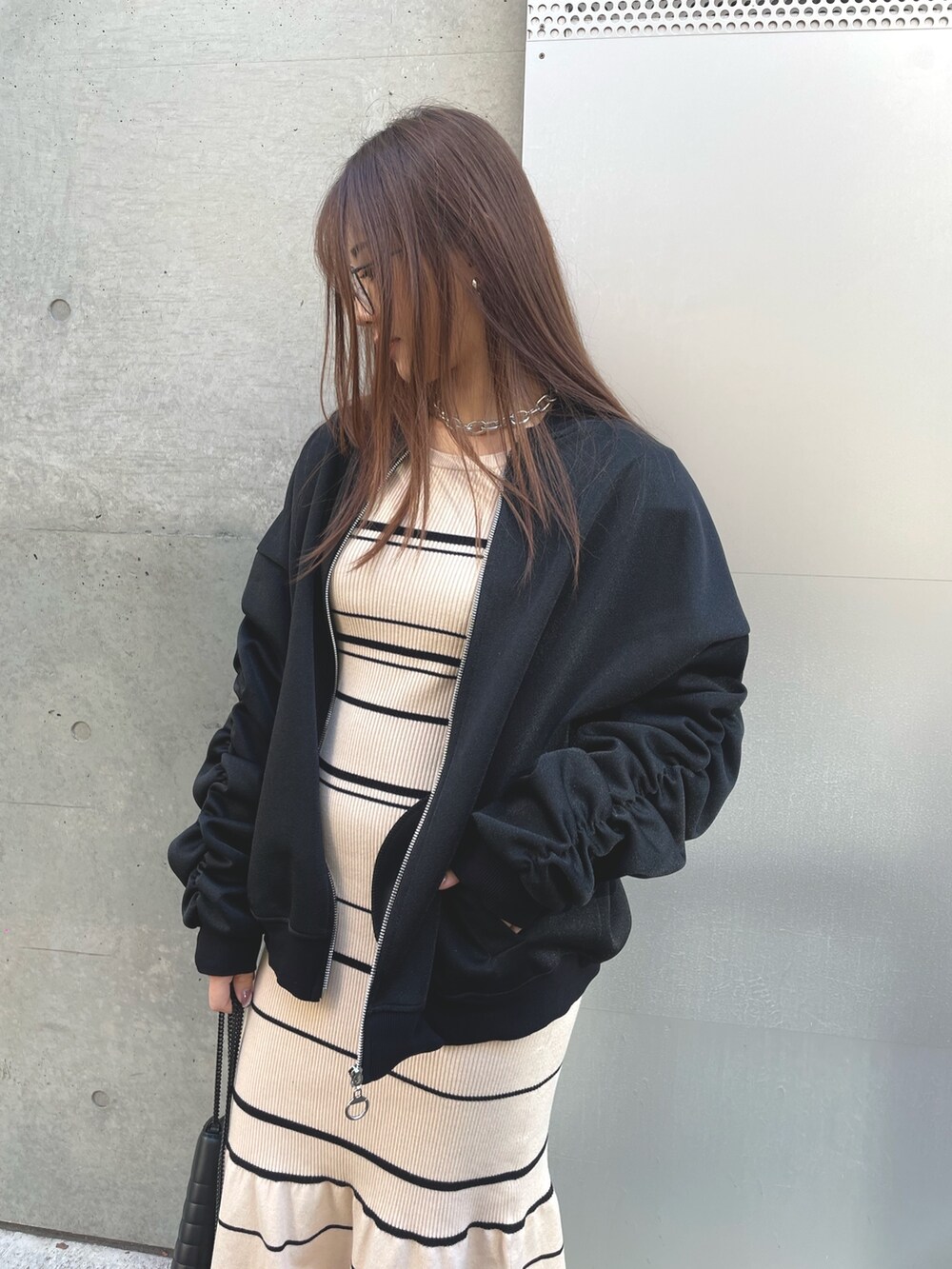 ブラック系のショルダーバッグ、ブラック系のブルゾンを着用したレディースの冬コーディネートの4枚目の写真