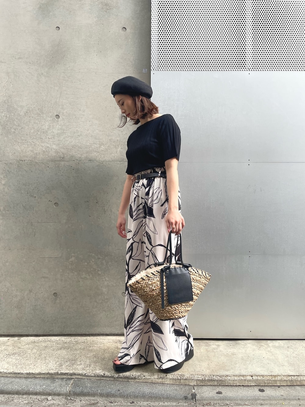 ブラック系のサンダル、ベージュ系のその他パンツ、ブラック系のハンチング/ベレー帽を着用したレディースの春コーディネートの2枚目の写真