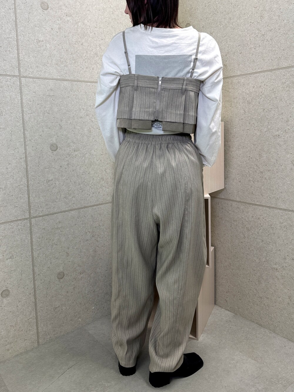 ベージュ系のキャミソール、ベージュ系のその他パンツを着用したレディースの春コーディネートの2枚目の写真