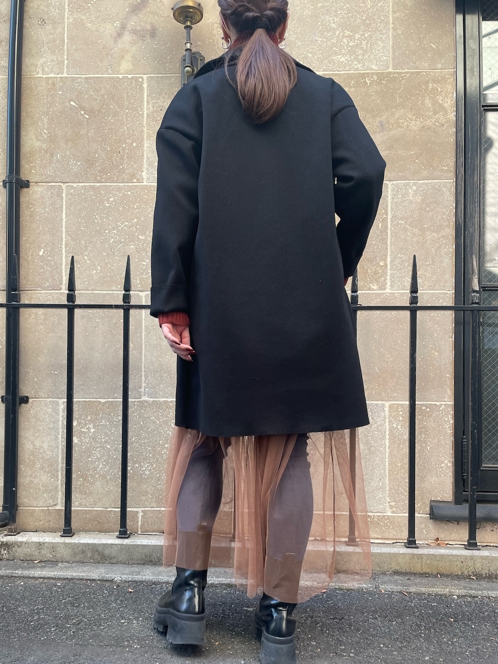 ベージュ系のワンピース、レッド系のニット/セーター、ブラック系のその他アウターを着用したレディースの秋コーディネートの7枚目の写真