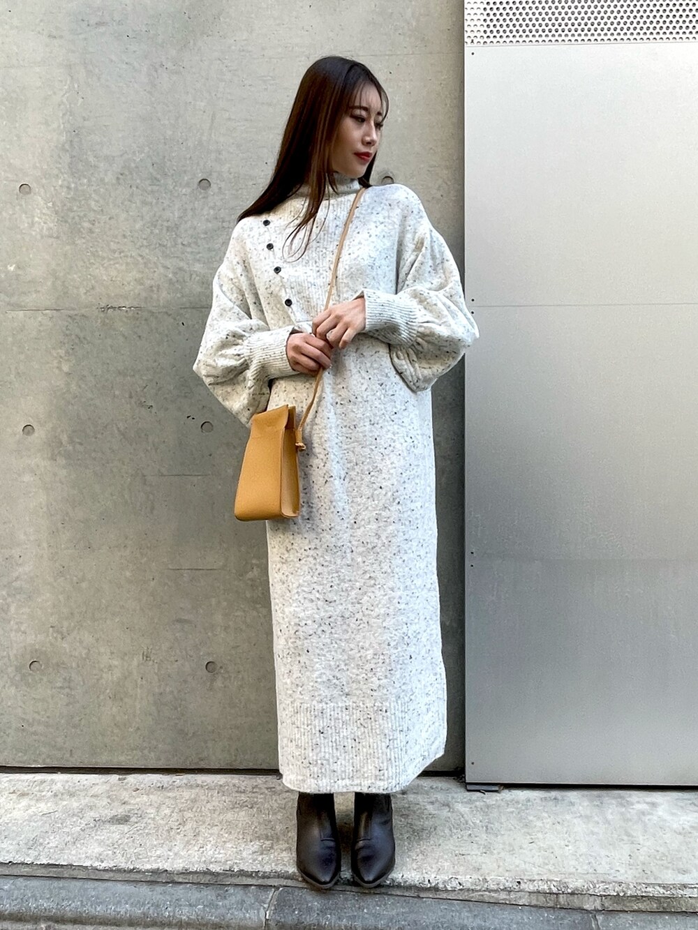 ホワイト系のワンピース、ベージュ系のショルダーバッグを着用したレディースの冬コーディネートの4枚目の写真