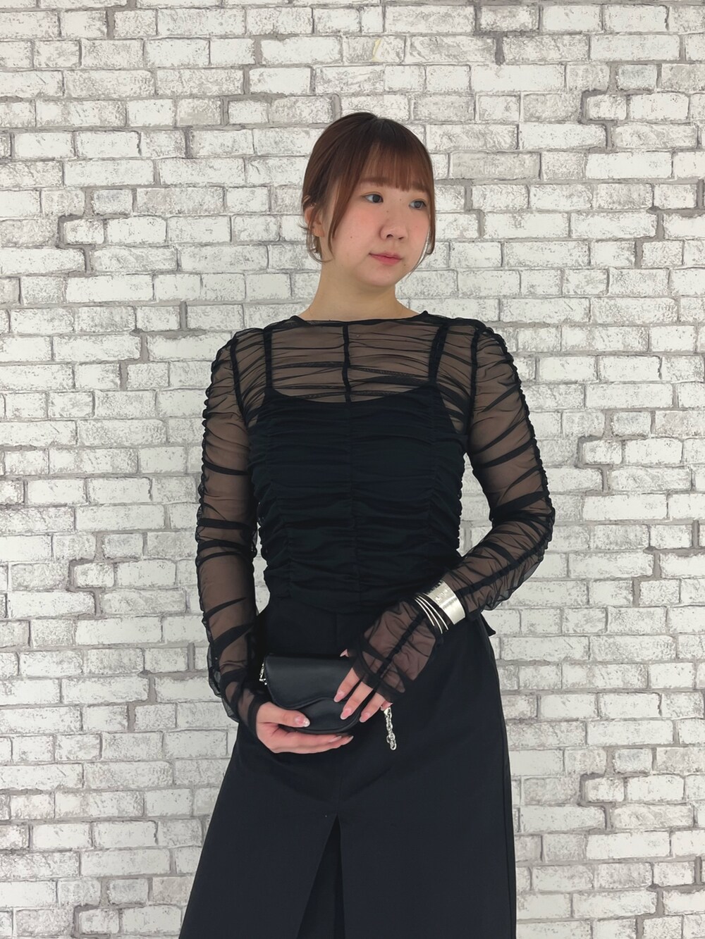 ブラック系のTシャツ/カットソー、ブラック系のスカートを着用したレディースの春コーディネートの3枚目の写真