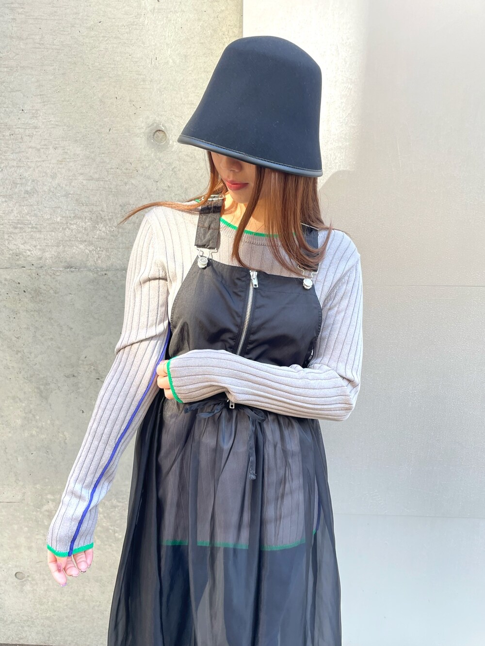 ブルー系のパンツ、ブラック系のワンピース、グレー系のニット/セーターを着用したレディースの冬コーディネートの4枚目の写真